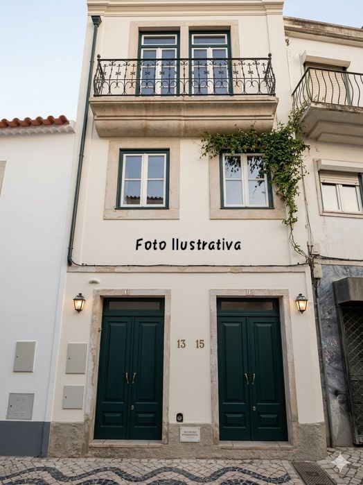 Prédio Histórico no Areal, Alenquer – Potencial Único para Remodelação