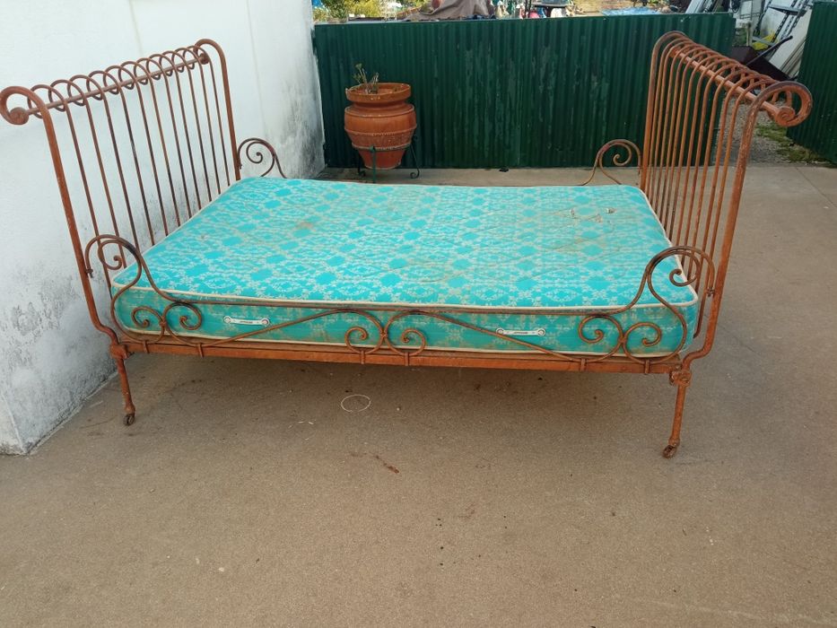 Camas antigas com estrado e colchão em muito bom estado