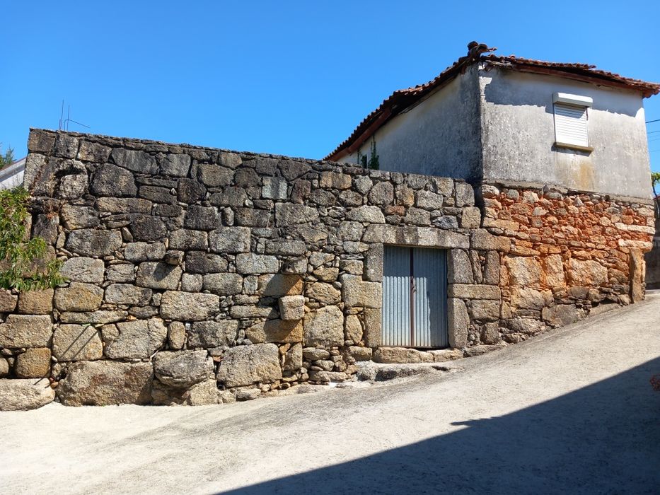 Moradia para restaurar com terreno