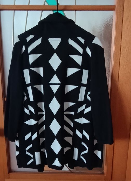 Czarny kardigan w geometryczny biały wzór roz. 46-48