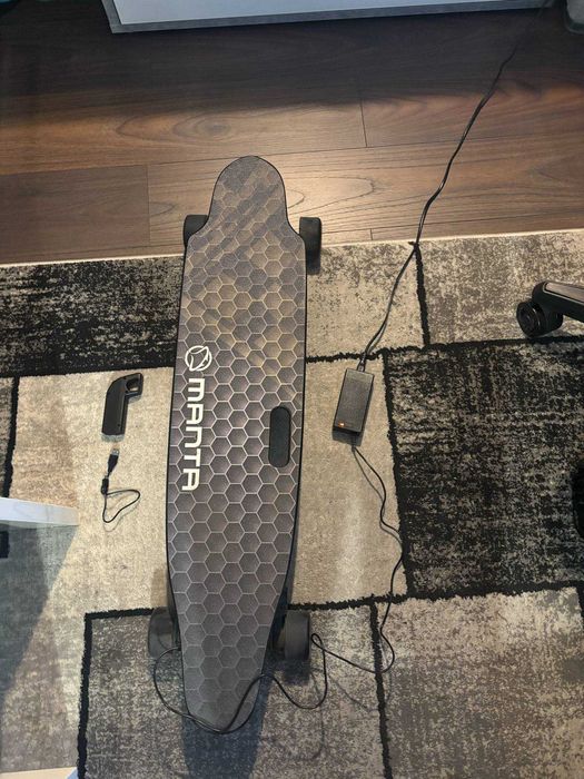 deskorolka elektryczna i kask