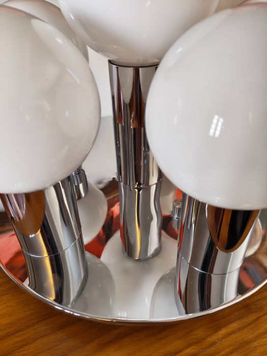 Candeeiro de mesa vintage com cinco globos de vidro opalino branco