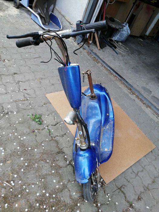 Elektryczna hulajnoga na częśći