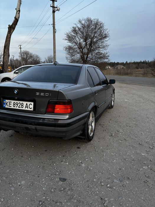 BMW E36 320i.