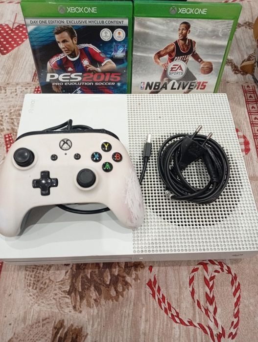 Продам Xbox one s три гри джойстик