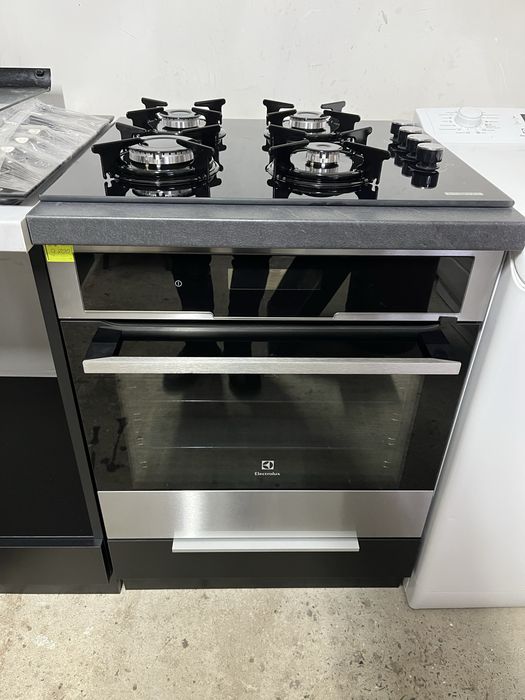 Вбудована кухня: газова поверхня і духова шафа в тумбі