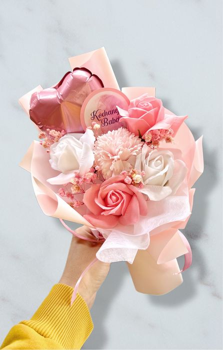 Bukiet z kwiatów mydkanych z balonem na Dzień Babci