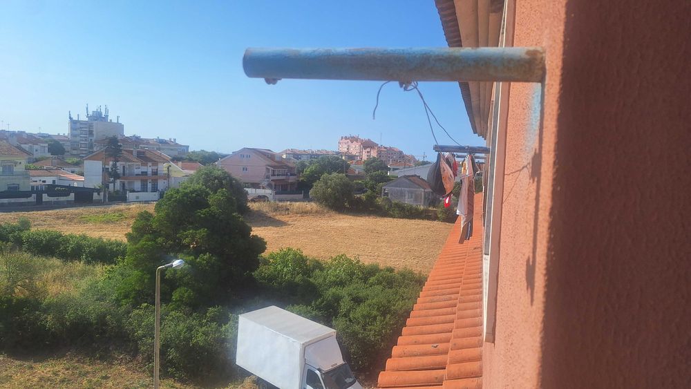 Quarto bem localizado perto de transportes.