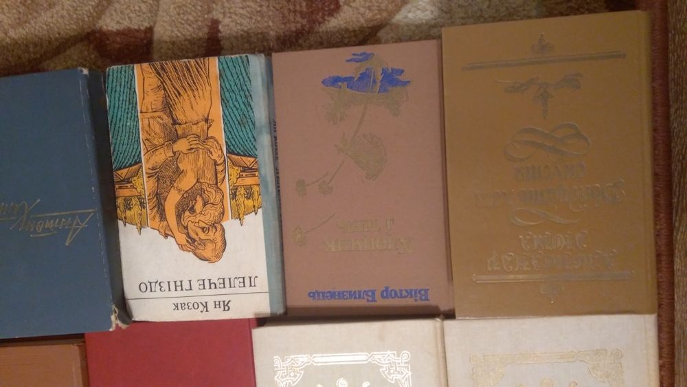 Книги много .цена за все