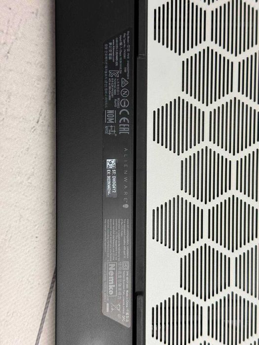 Alienware M17 R2 i7-9750H RTX 2070 Max-Q 8gb 144hz ssd 512 16ram ddr4