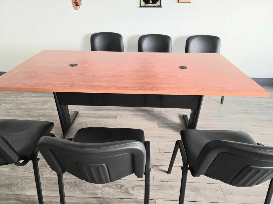 Mesa de escritório e cadeiras