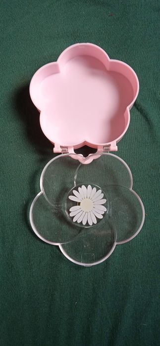 Pudełko w kształcie kwiatka