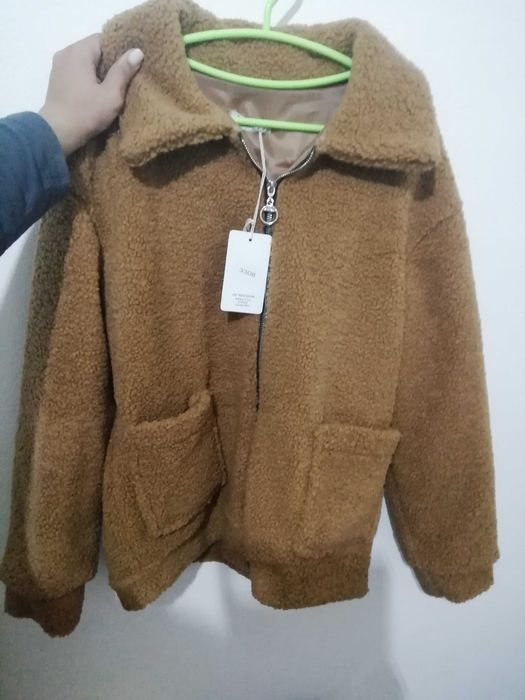 Casaco teddy curto na cor camel