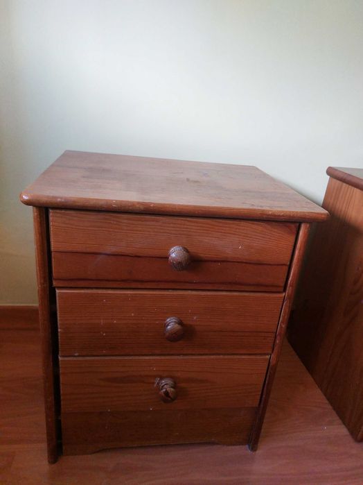 Mesas de cabeceira de madeira