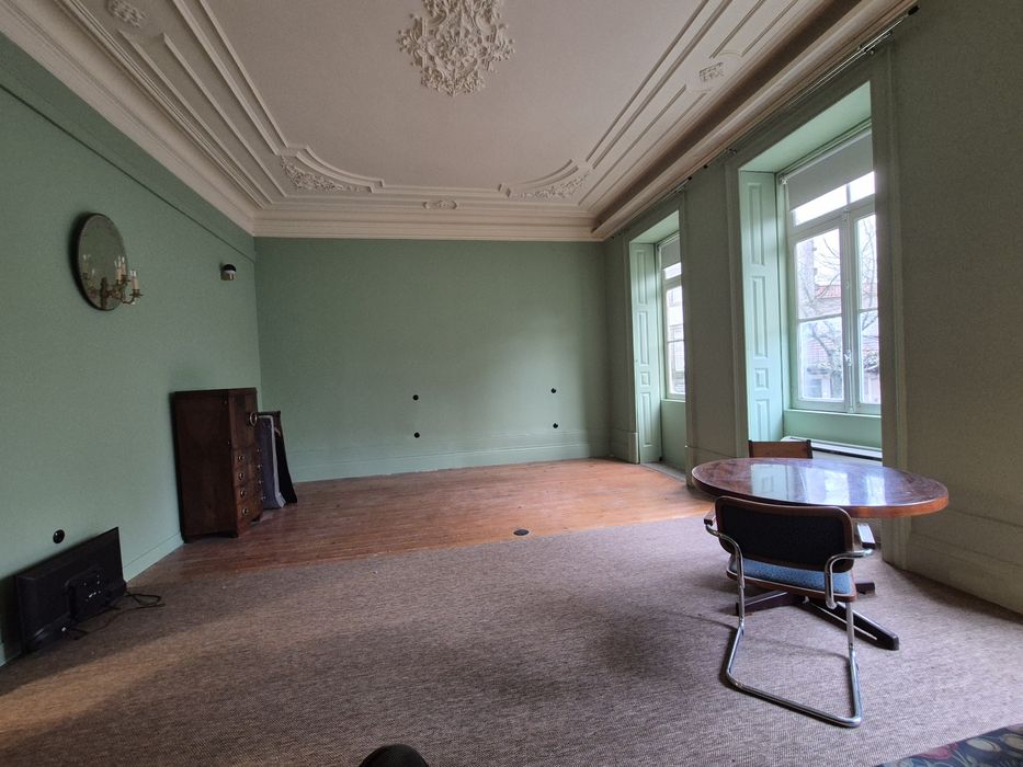 Sala ampla no centro do Porto