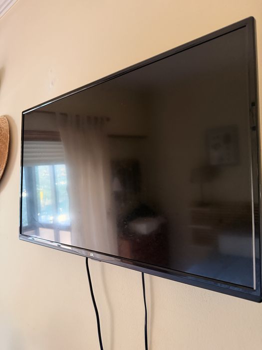 Televisão TV Led marca Ok 32'' + oferta de suporte extra