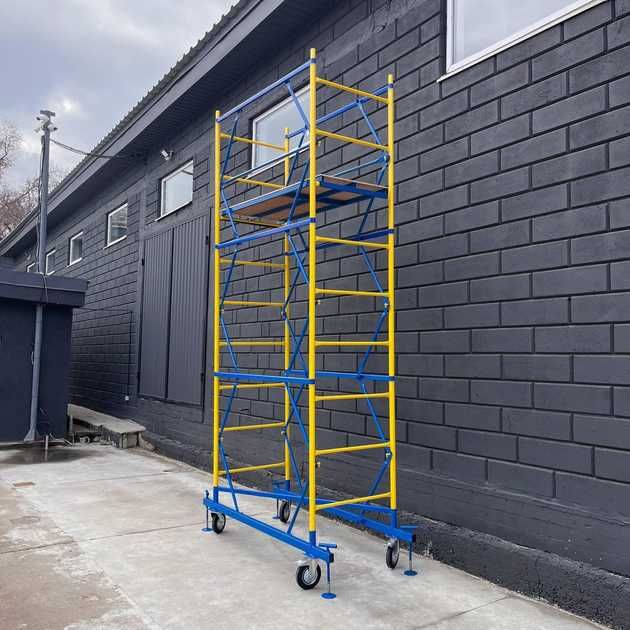 Ліса. Риштування будівельні. Риштовка. Вишка тура. Леса строительные.