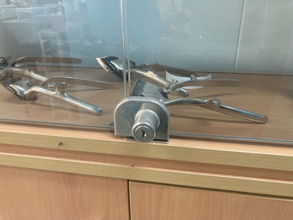 Movel com portas de vidro