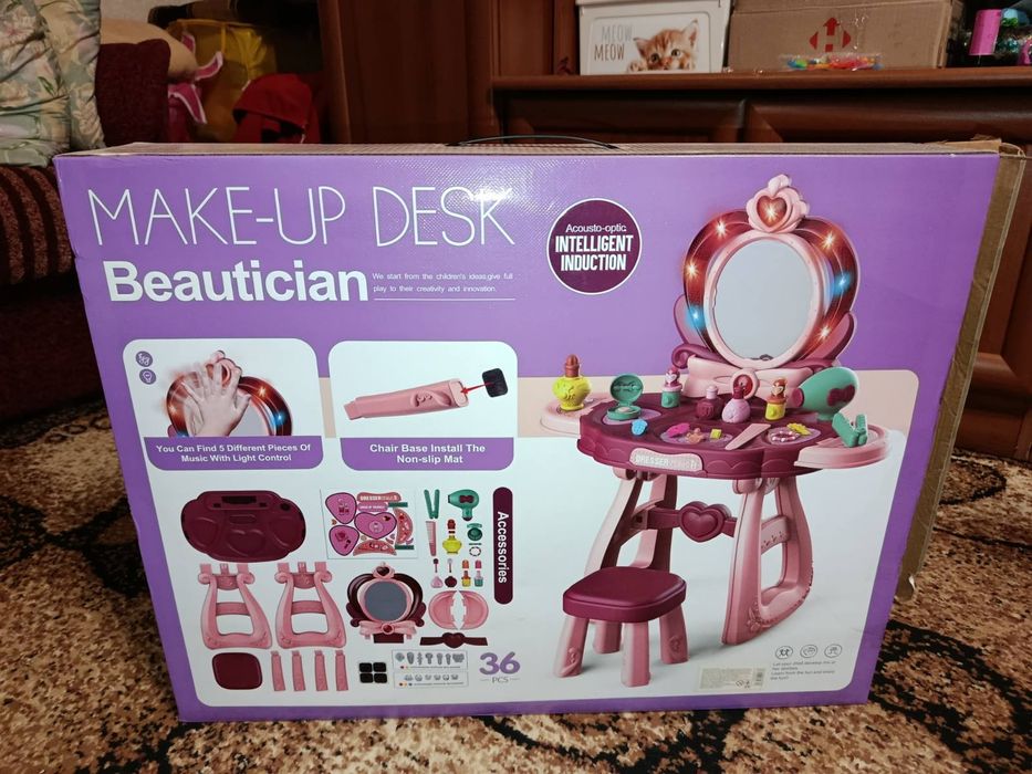 Дитячий туалетний косметичний столик