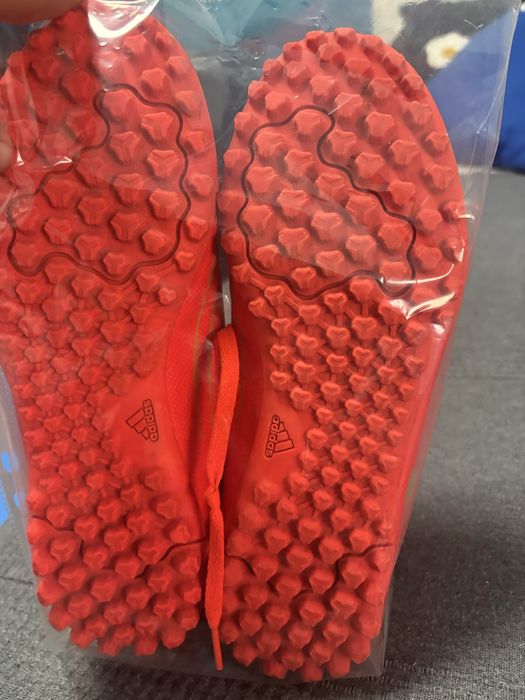 Chuteira Adidas predator vermelha em Bom estado