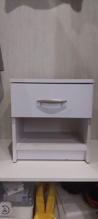 Продам тумбочку белую. Спальня, прихожая