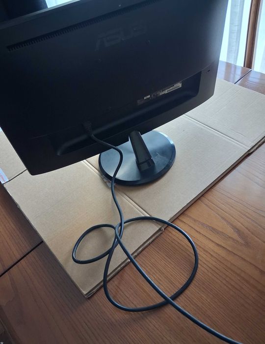 Monitor Asus 50x30cm com tela partida