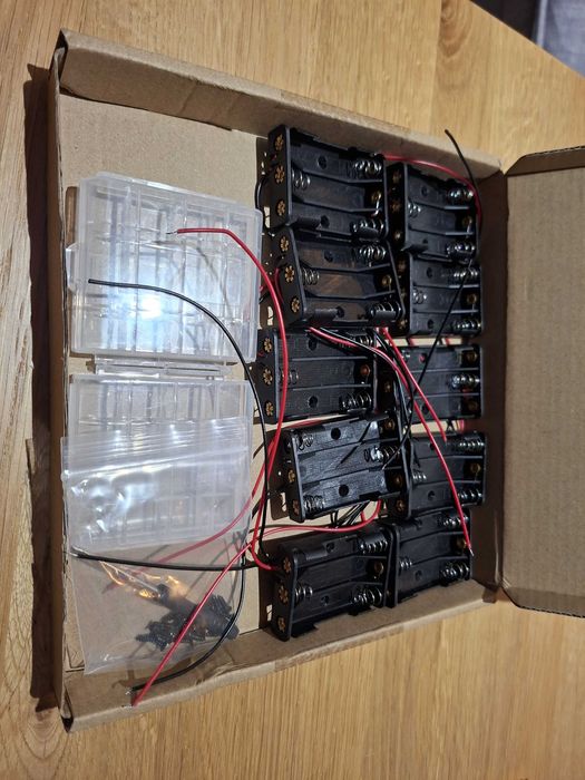 Kuoqiy 10x uchwyt na baterie 3x AAA z przewodami i  pojemnikiem