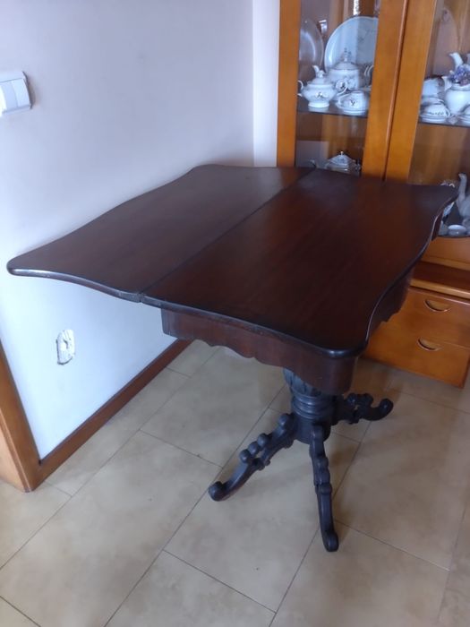 Mesa de jogo em pau santo