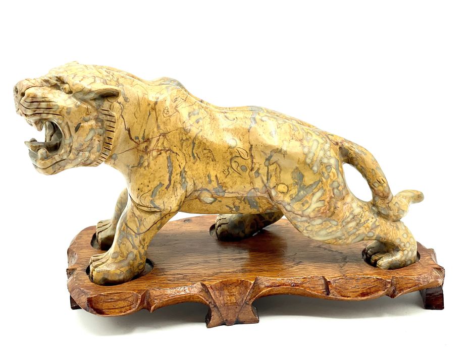 Tigre oriental em pedra jaspe brecha amarelo