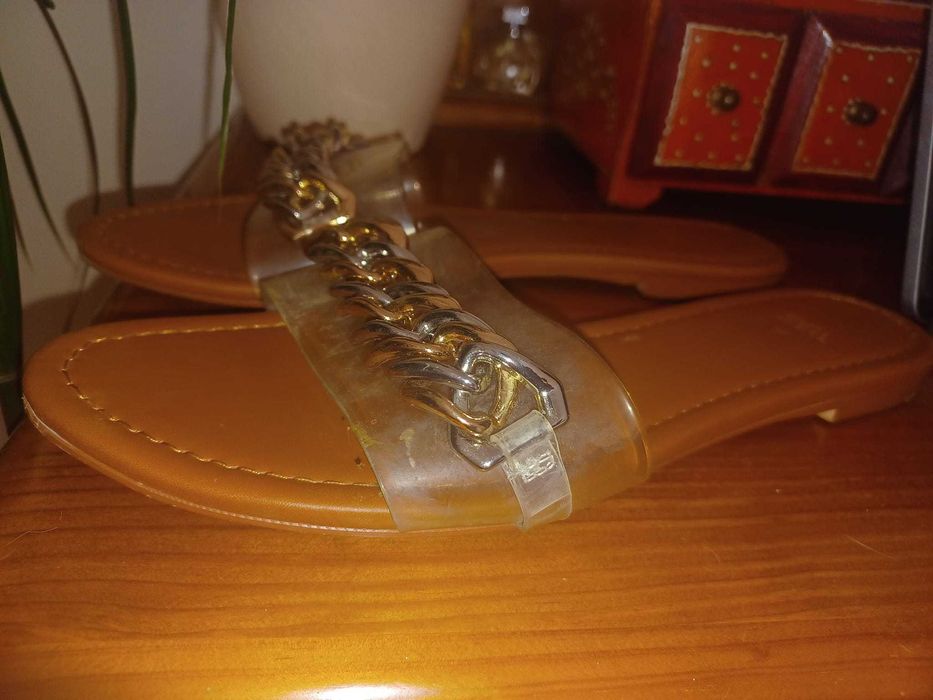 Chinelas da Zara