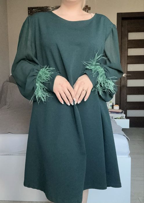 Sukienka luźna elegancka z piórami