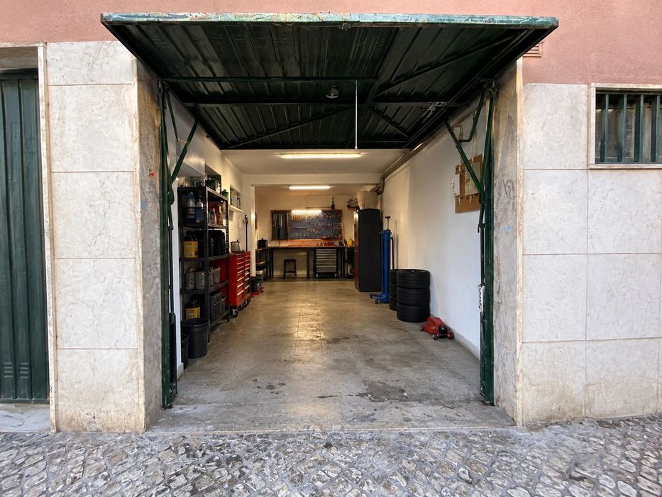 Trespasse de garagem com ferramentas completas, para iniciar novo projeto na aérea automóvel