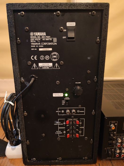 Amplificador Yamaha com subwoofer e suportes com coluna s traseiras