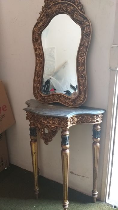 Mesa com espelho entrada