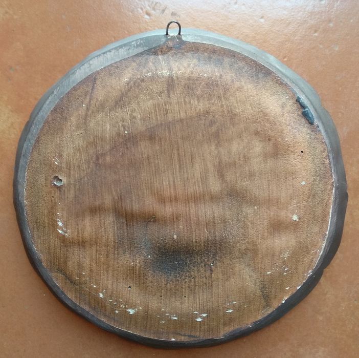 Prato esculpido em madeira