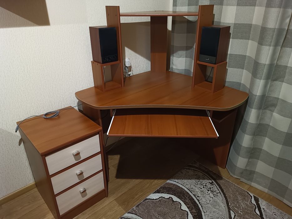 Стіл комп'ютерний