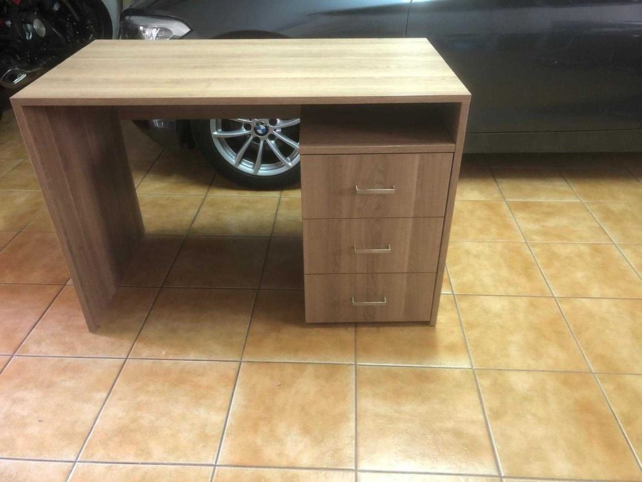 Secretária com módulo de 3 gavetas