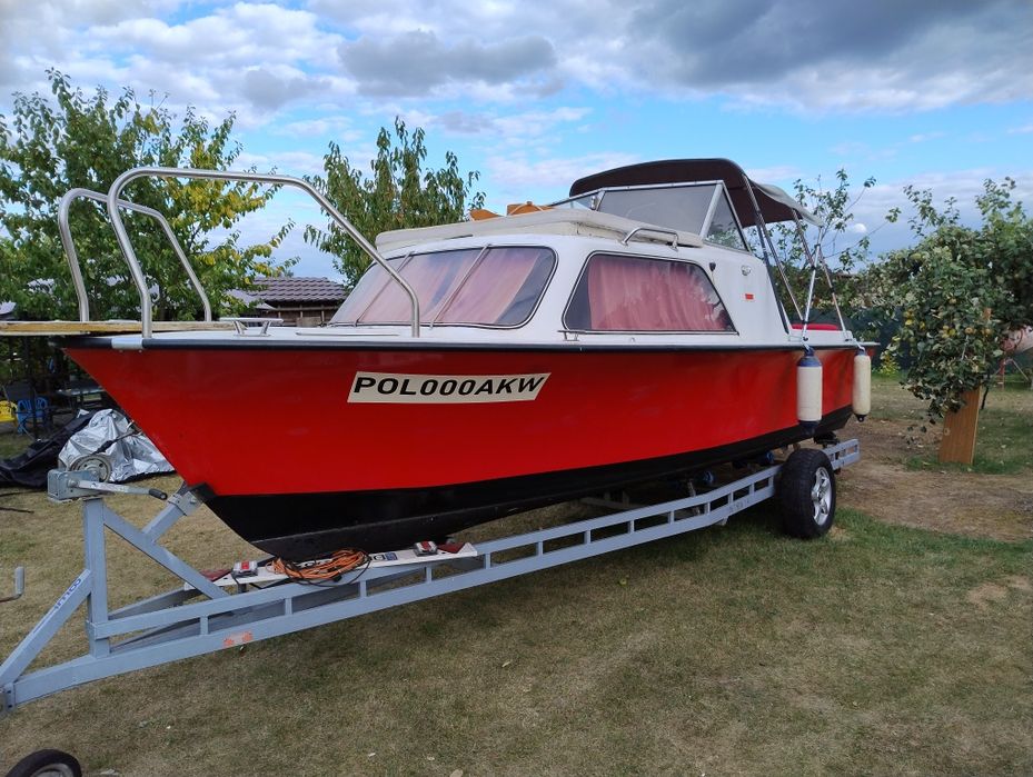 Łódź kabinowa motorowa