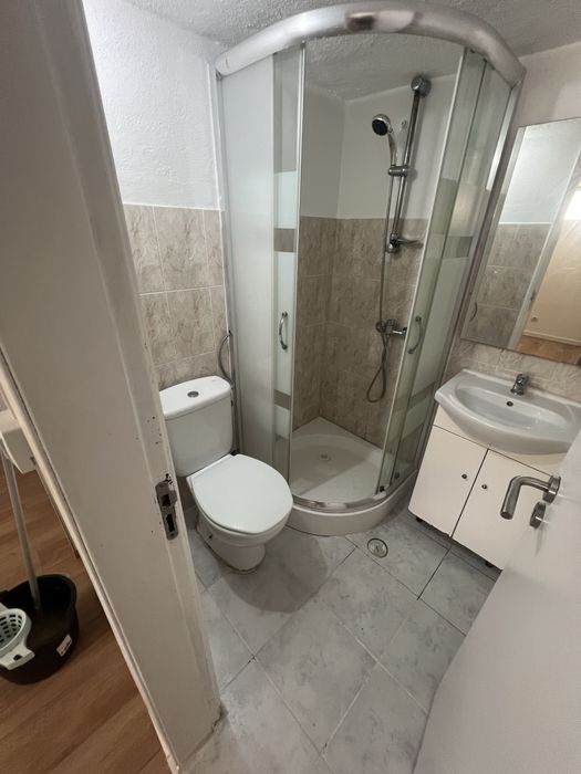 Cave/Estúdio para Arrendamento com Cozinha e Casa de Banho