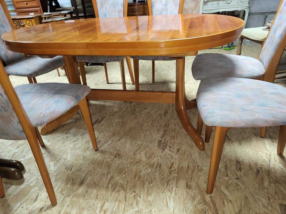 Duży rodzinny stół z 6 krzesłami z Niemiec bukowy wiśnia rozkładany