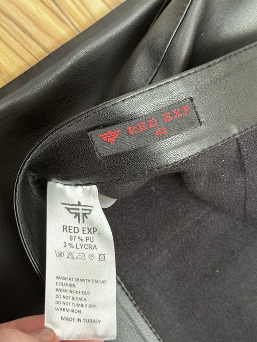 Стильна шкіряна спідниця міді з розрізом