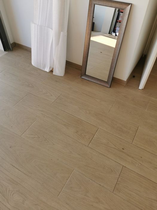 Espelhos com moldura cinza