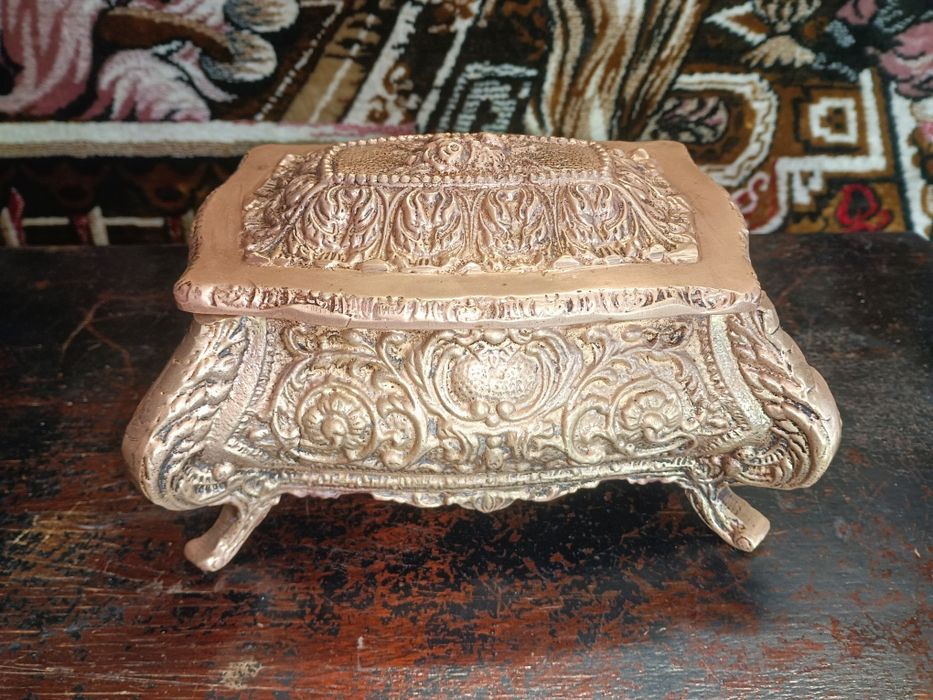 Imponente guarda-jóias antigo estilo barroco, em latão maciço, decoraç