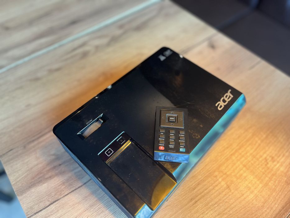 Proektor Acer x112