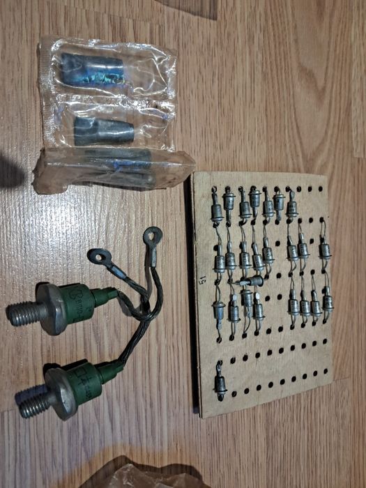 Діоди,СВЧ-діоди, стабілітрони, тиристори різні (кремнієві, селенові..)