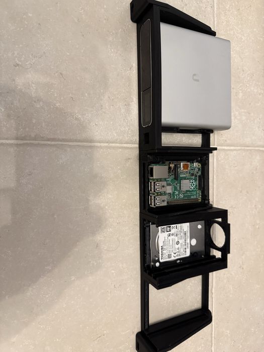 Rack 19 ubiquiti cloud key + 2x rasberry pi + 3x sata