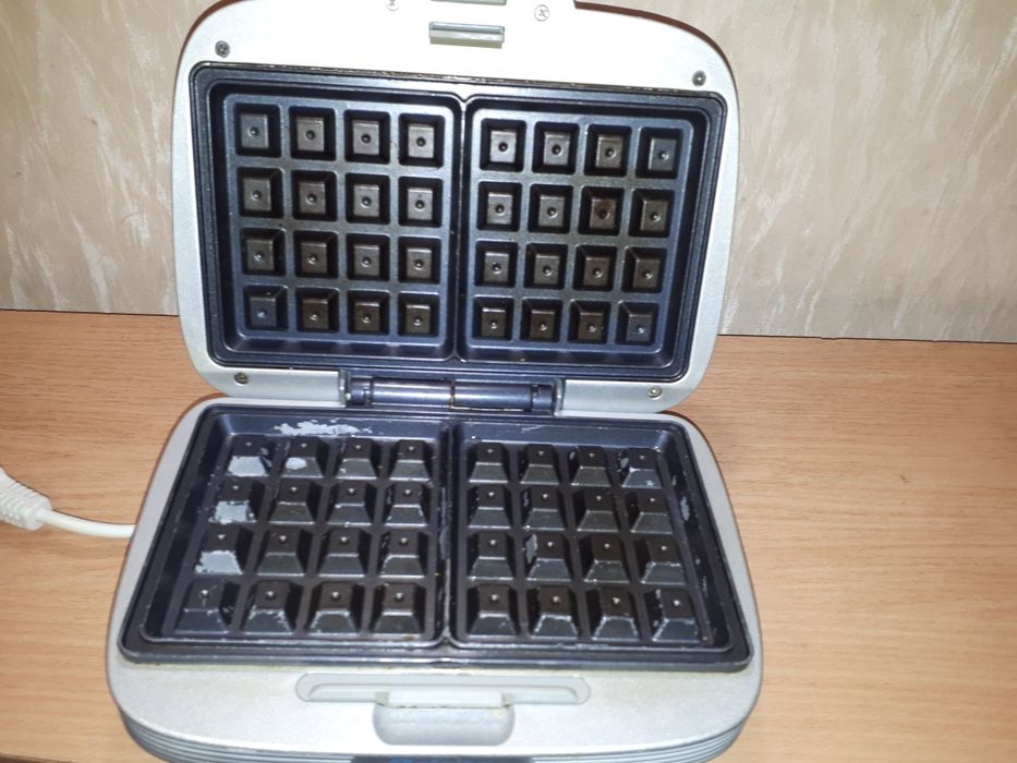 Продам вафельницу Arieti.