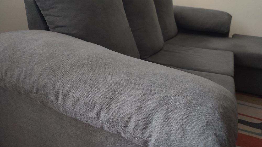 Sofá em tons cinza com chaise longue