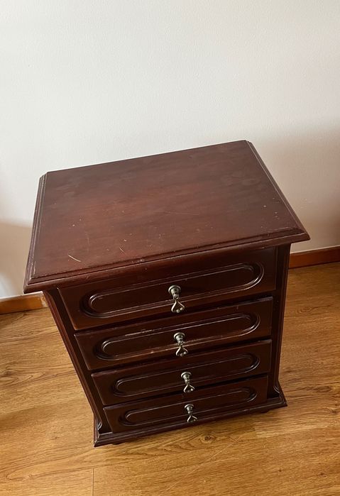 Mesa de Cabeceira / Cómoda em Madeira – 4 Gavetas