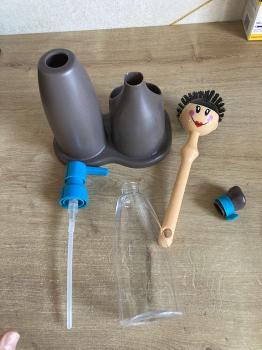 Dozownik na płyn do naczyń plus szczotka